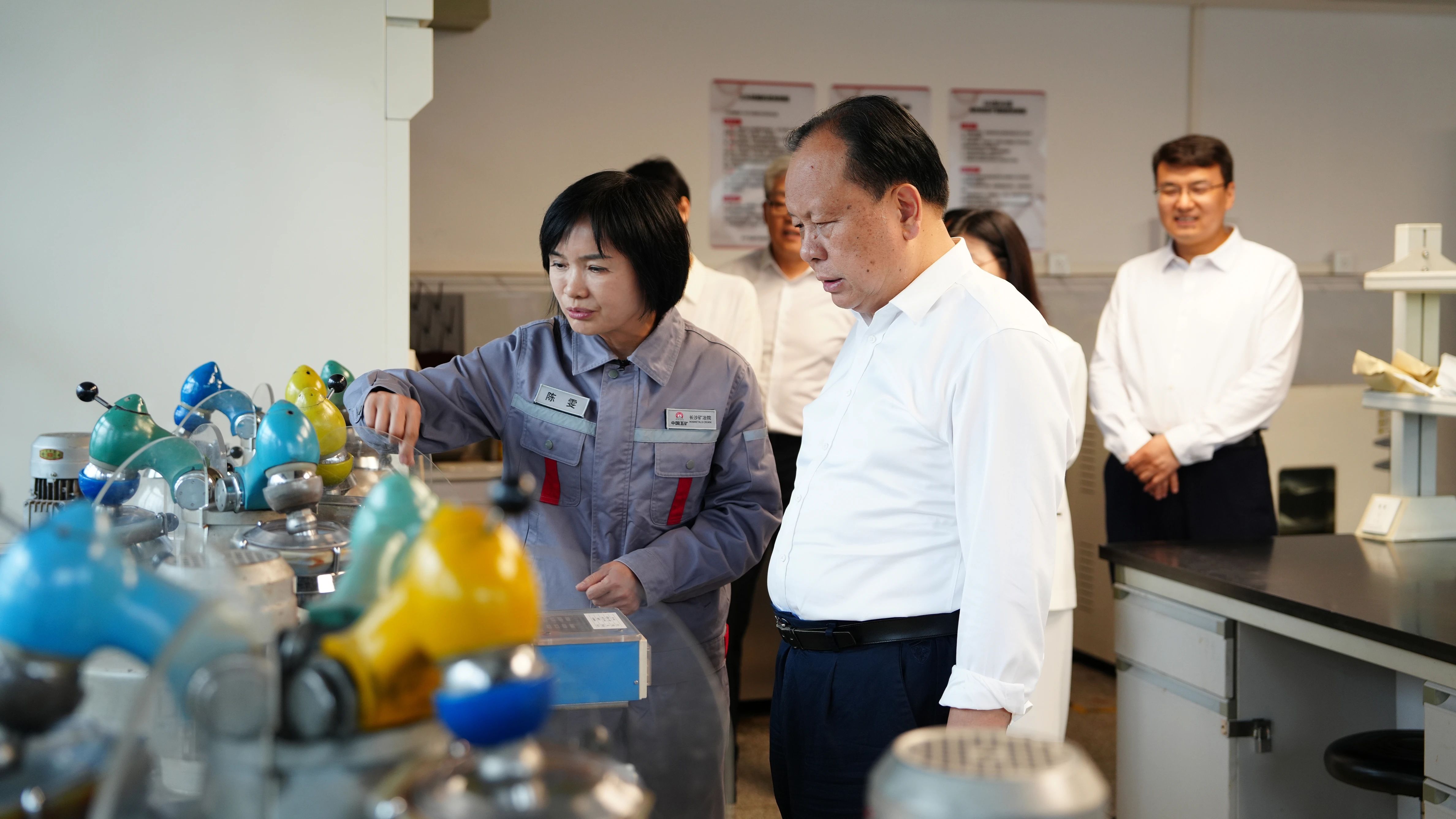 周農(nóng)到長沙礦冶院調(diào)研并慰問勞動(dòng)模范